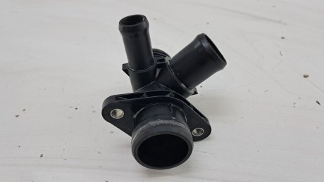 Патрубок радіатора Focus 1.0 Ecoboost 2012-2016 рр. FORD CM5G8A529GA