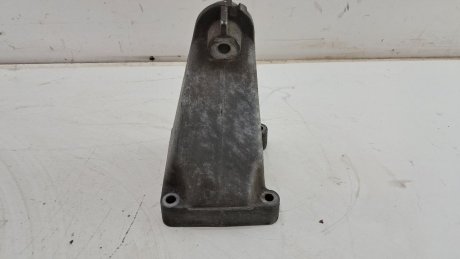 Кронштейн двигуна правий Mercedes W203 W211 1.8 CDI 2008 рр. MERCEDES-BENZ A2712230804