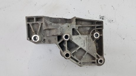 Кронштейн компрессора Astra J 2.0 CRDI 2012 гг Opel 55582510