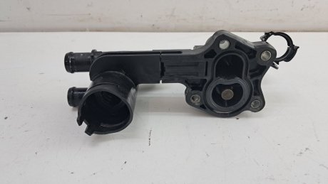 Корпус термостата Volkswagen Golf 6 1.2 1.4 TSI 2006 рр VAG 03F121026B